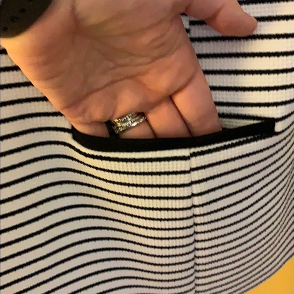 EUC Tahari Black and White Striped Blazer - Picture 3 of 4